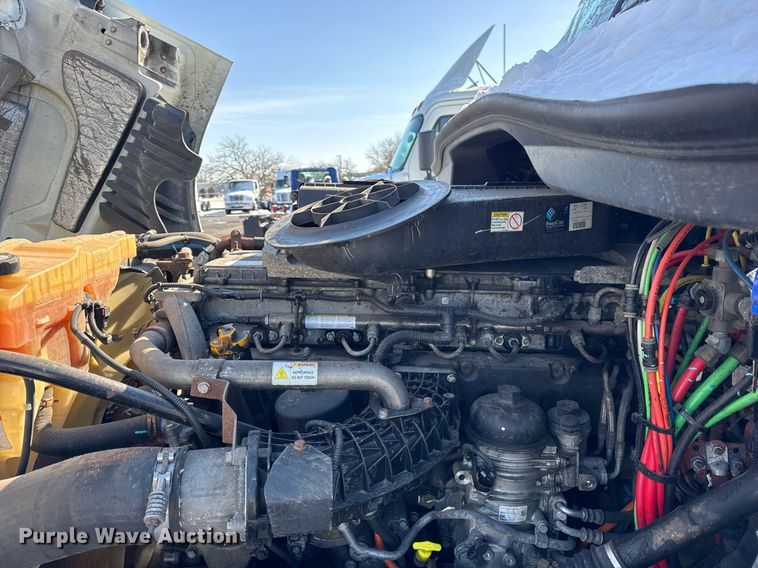 image for item DU3298 2018 Freightliner Cascadia 125 semi truck