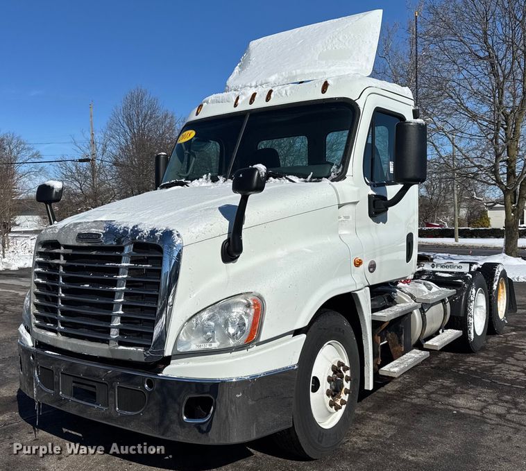 image for item DU3299 2018 Freightliner Cascadia 125 semi truck