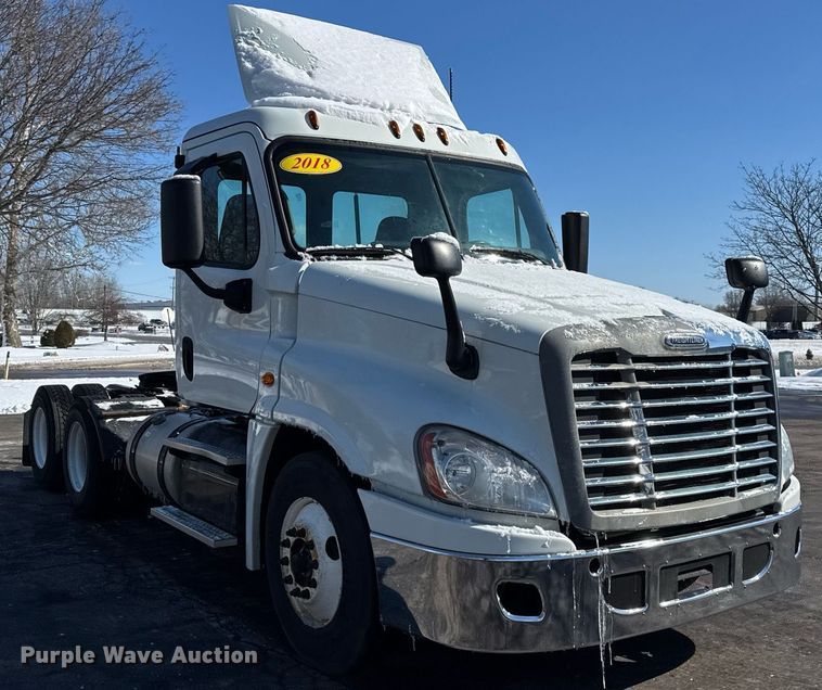 image for item DU3299 2018 Freightliner Cascadia 125 semi truck
