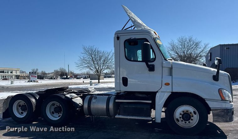 image for item DU3299 2018 Freightliner Cascadia 125 semi truck
