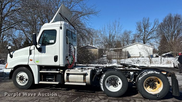 image for item DU3299 2018 Freightliner Cascadia 125 semi truck