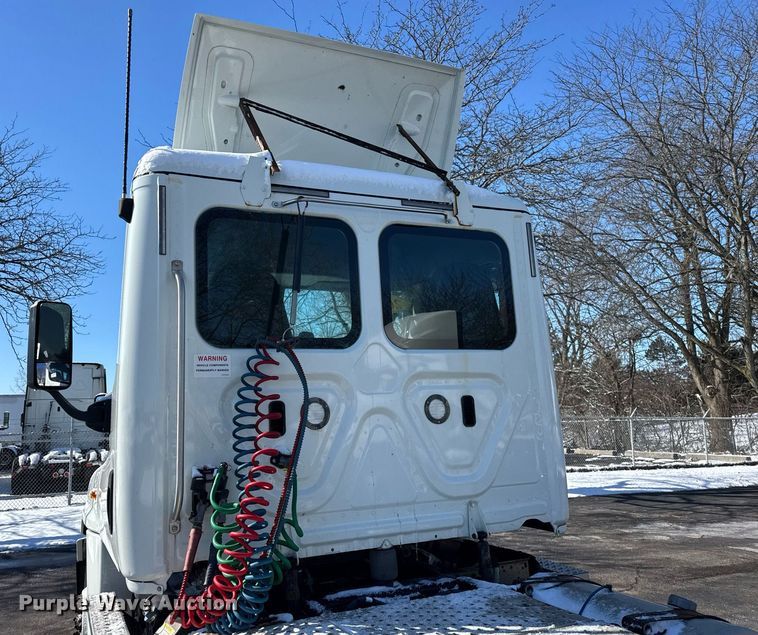 image for item DU3299 2018 Freightliner Cascadia 125 semi truck