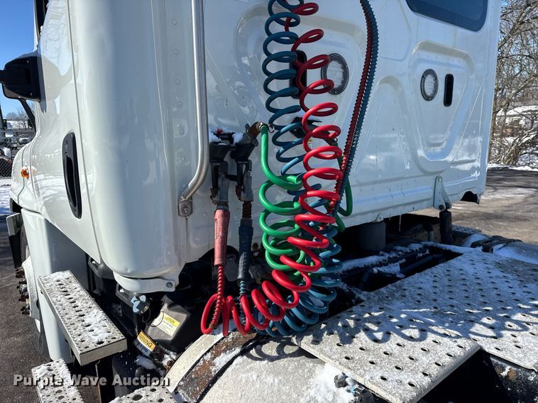 image for item DU3299 2018 Freightliner Cascadia 125 semi truck