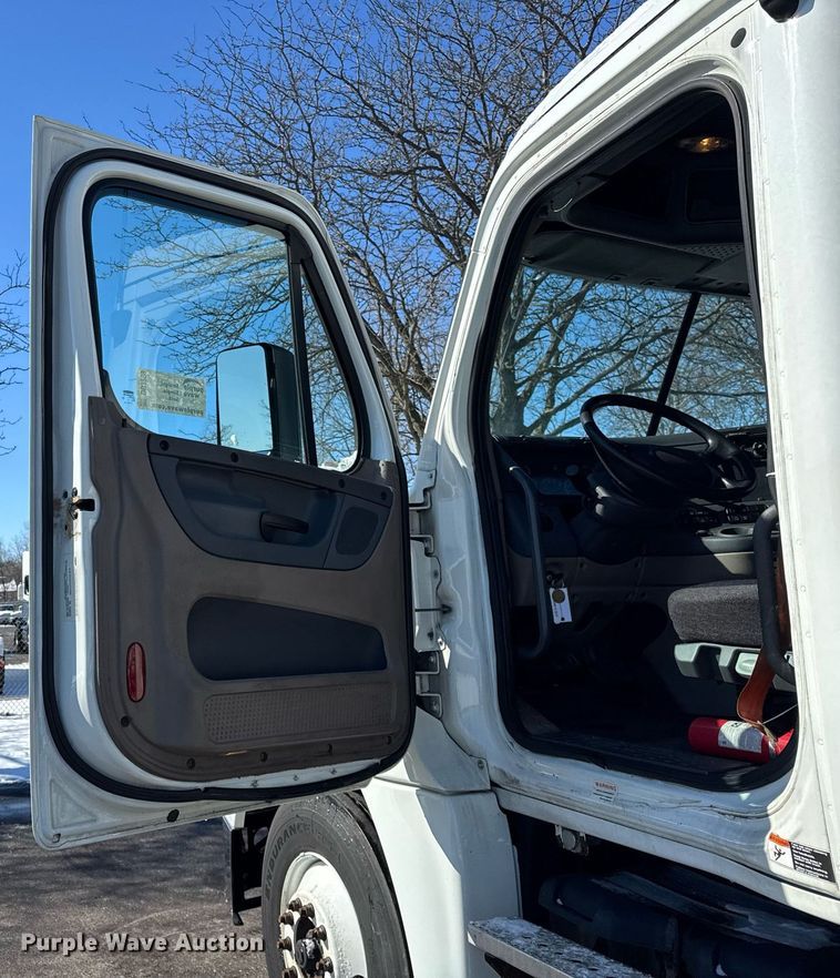 image for item DU3299 2018 Freightliner Cascadia 125 semi truck