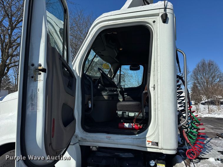 image for item DU3299 2018 Freightliner Cascadia 125 semi truck