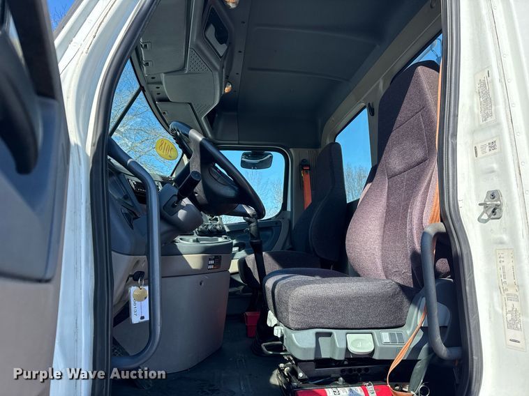 image for item DU3299 2018 Freightliner Cascadia 125 semi truck