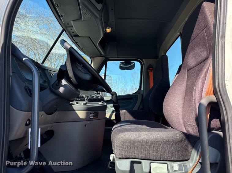 image for item DU3299 2018 Freightliner Cascadia 125 semi truck