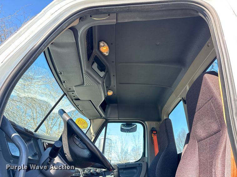 image for item DU3299 2018 Freightliner Cascadia 125 semi truck