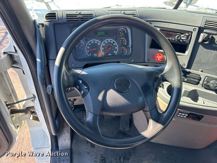 image for item DU3299 2018 Freightliner Cascadia 125 semi truck