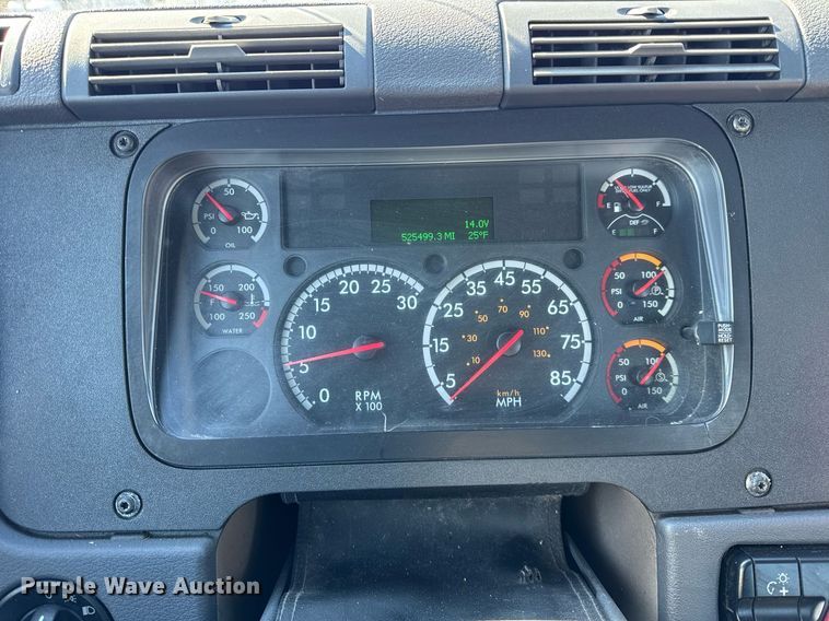 image for item DU3299 2018 Freightliner Cascadia 125 semi truck