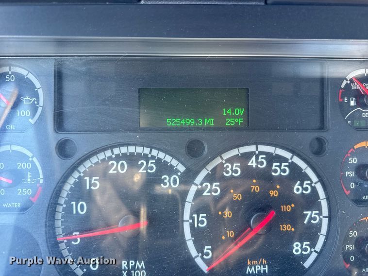 image for item DU3299 2018 Freightliner Cascadia 125 semi truck