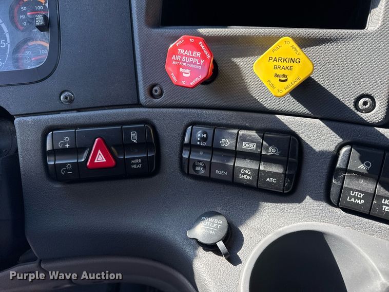 image for item DU3299 2018 Freightliner Cascadia 125 semi truck