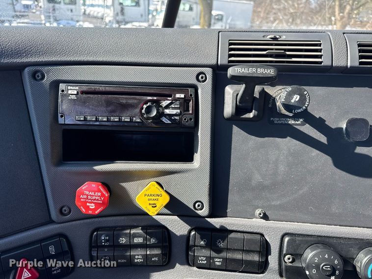 image for item DU3299 2018 Freightliner Cascadia 125 semi truck