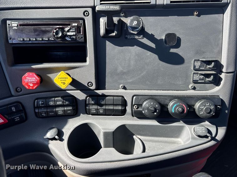 image for item DU3299 2018 Freightliner Cascadia 125 semi truck