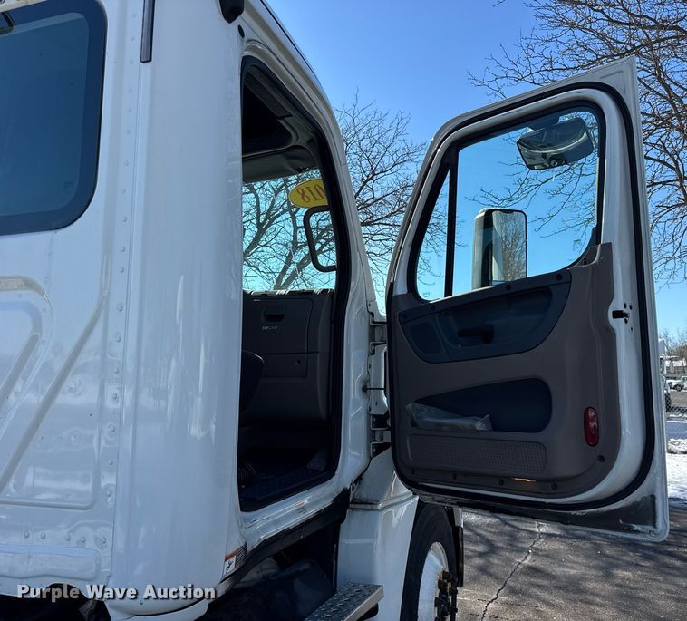 image for item DU3299 2018 Freightliner Cascadia 125 semi truck