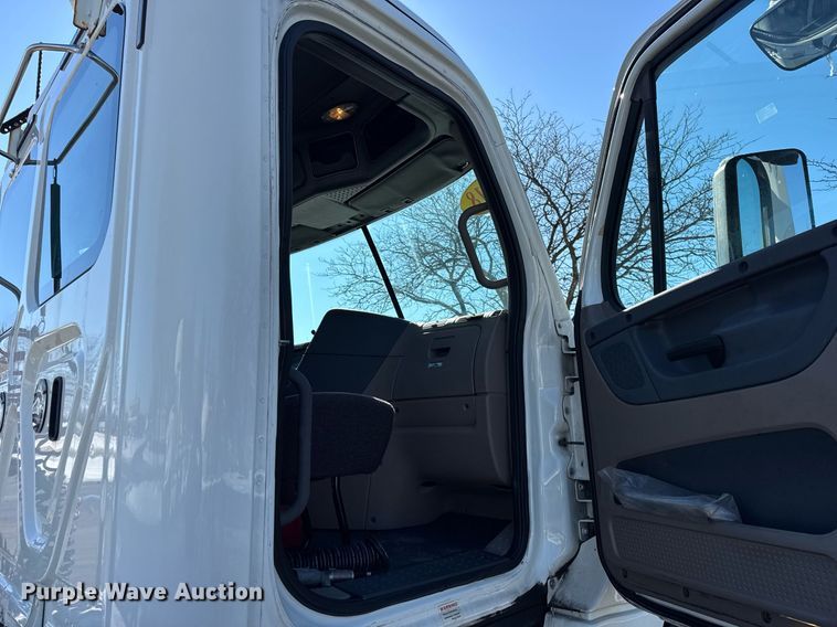 image for item DU3299 2018 Freightliner Cascadia 125 semi truck