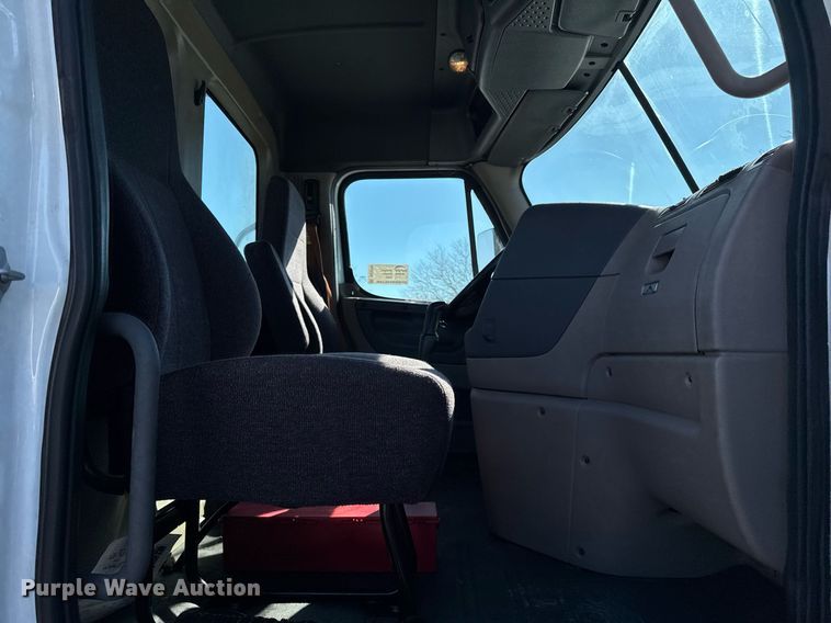 image for item DU3299 2018 Freightliner Cascadia 125 semi truck