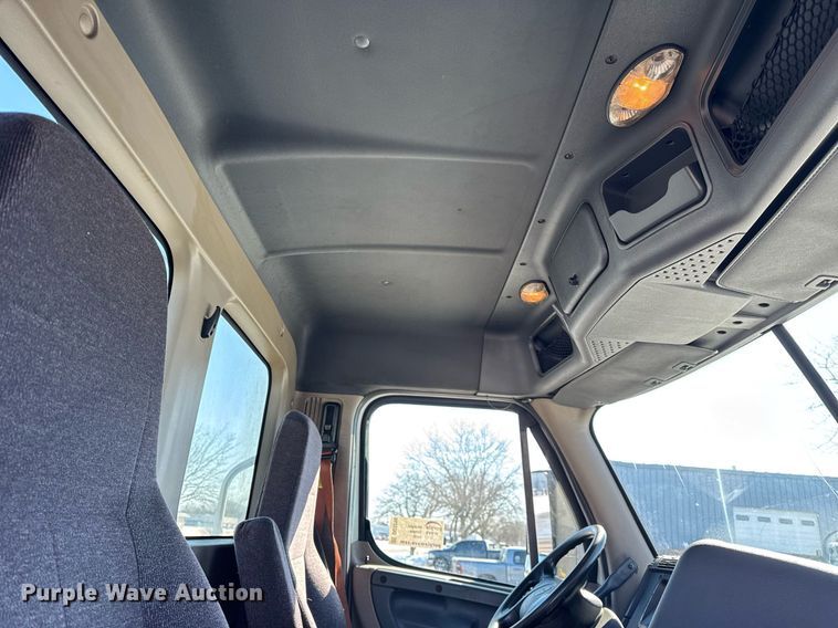 image for item DU3299 2018 Freightliner Cascadia 125 semi truck