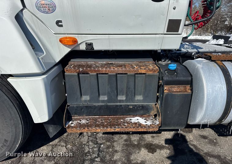 image for item DU3300 2019 International LT625 semi truck