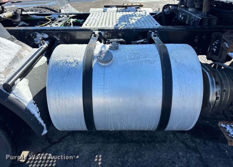 image for item DU3300 2019 International LT625 semi truck