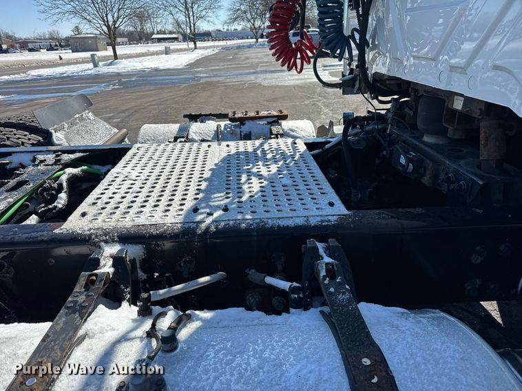 image for item DU3300 2019 International LT625 semi truck