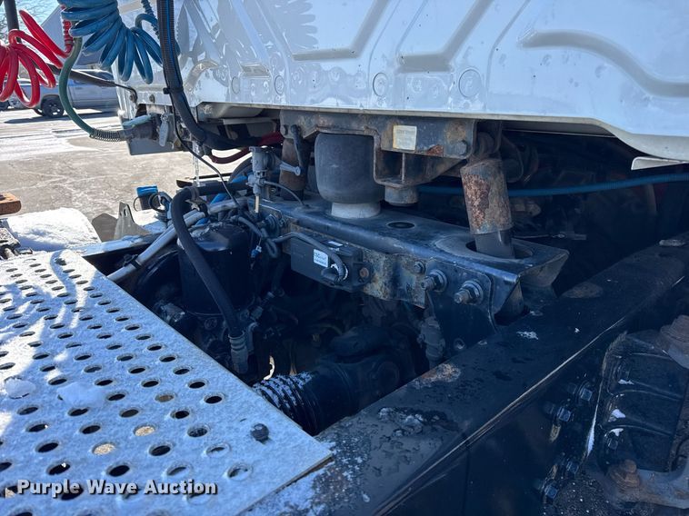 image for item DU3300 2019 International LT625 semi truck