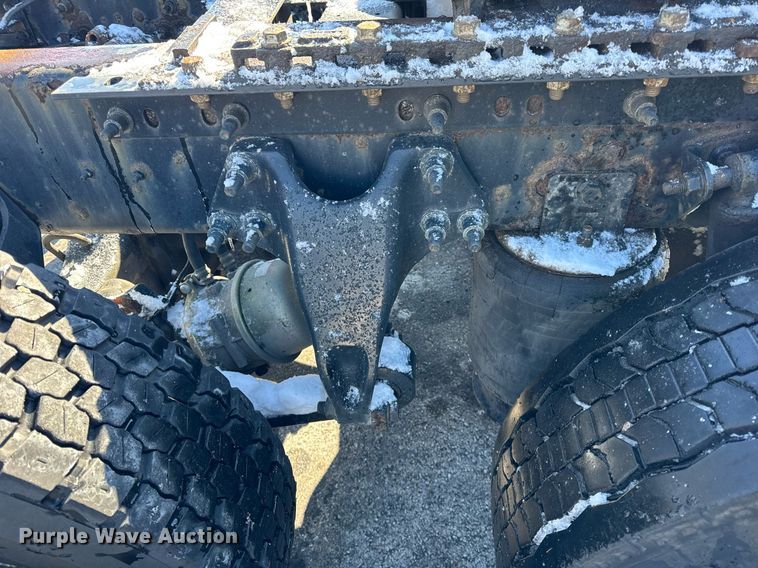 image for item DU3300 2019 International LT625 semi truck