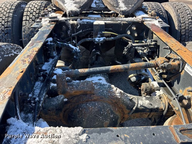 image for item DU3300 2019 International LT625 semi truck