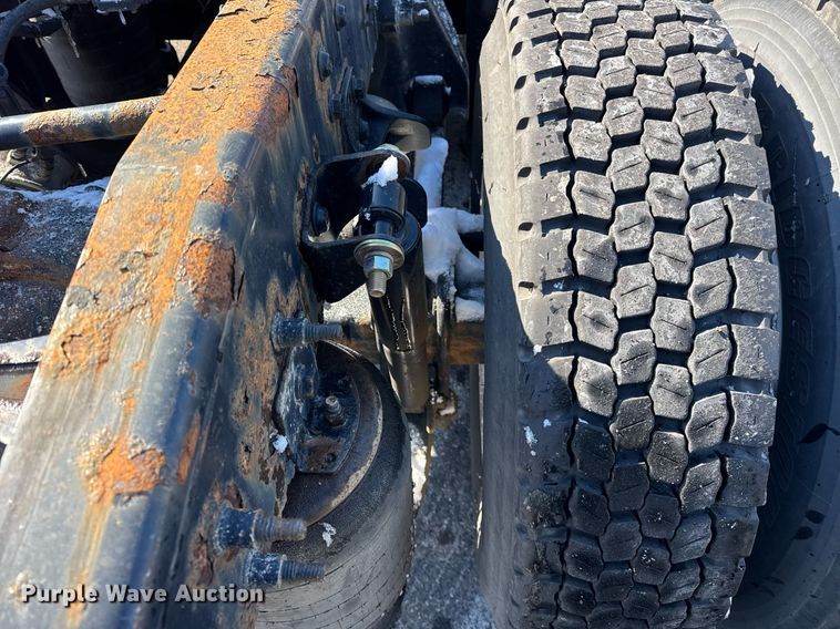 image for item DU3300 2019 International LT625 semi truck