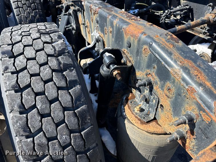 image for item DU3300 2019 International LT625 semi truck