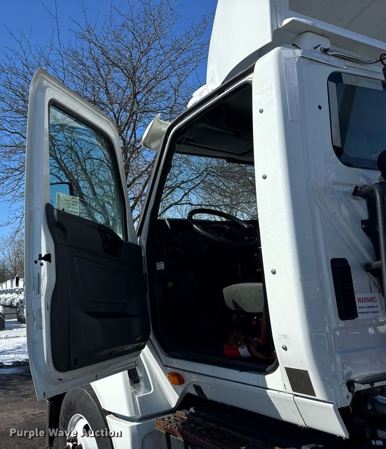 image for item DU3300 2019 International LT625 semi truck