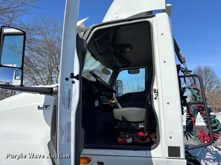image for item DU3300 2019 International LT625 semi truck