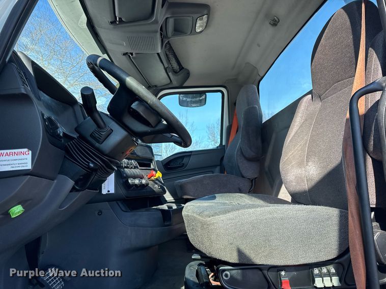 image for item DU3300 2019 International LT625 semi truck