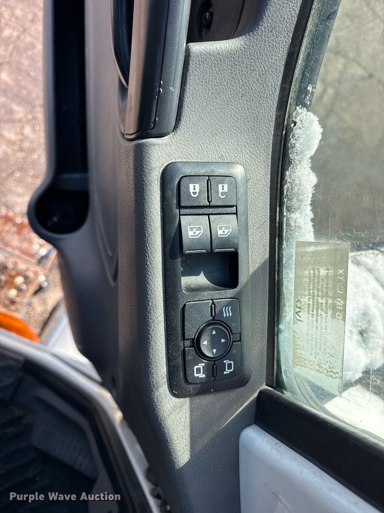 image for item DU3300 2019 International LT625 semi truck