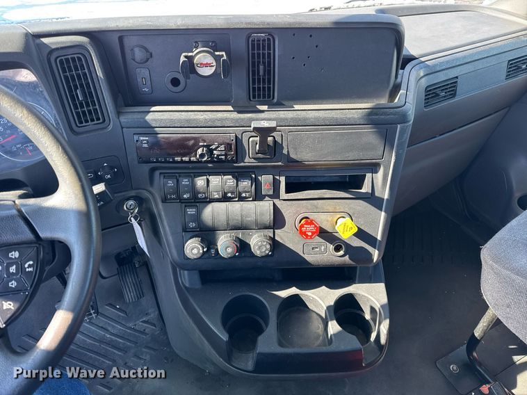 image for item DU3300 2019 International LT625 semi truck