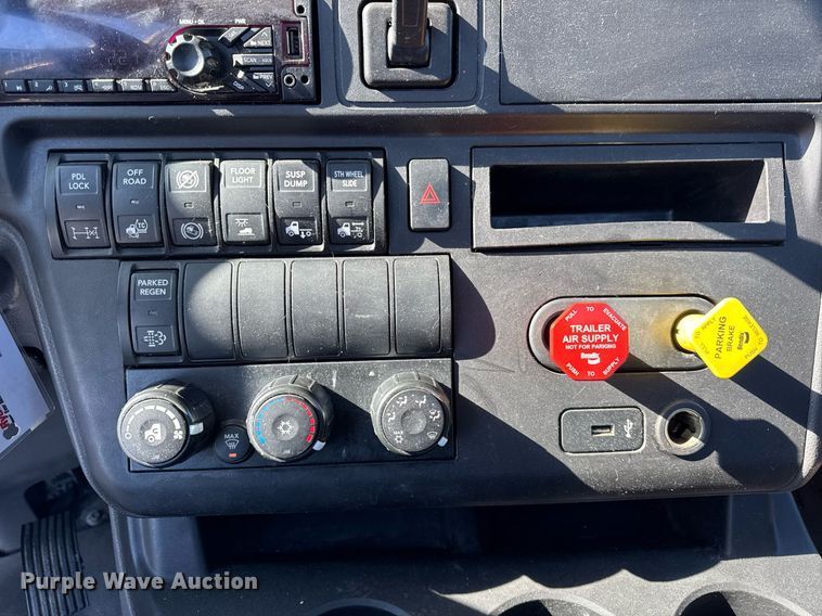 image for item DU3300 2019 International LT625 semi truck