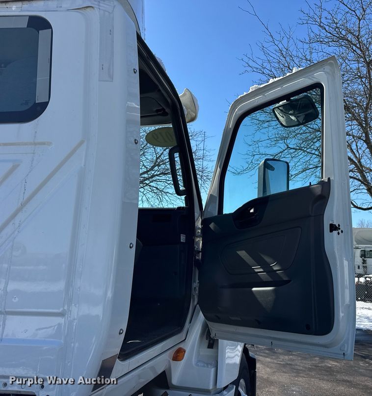 image for item DU3300 2019 International LT625 semi truck