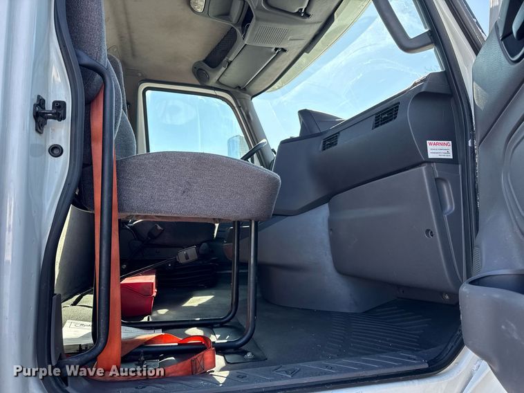 image for item DU3300 2019 International LT625 semi truck