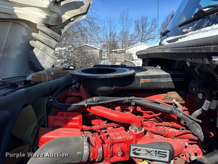 image for item DU3300 2019 International LT625 semi truck