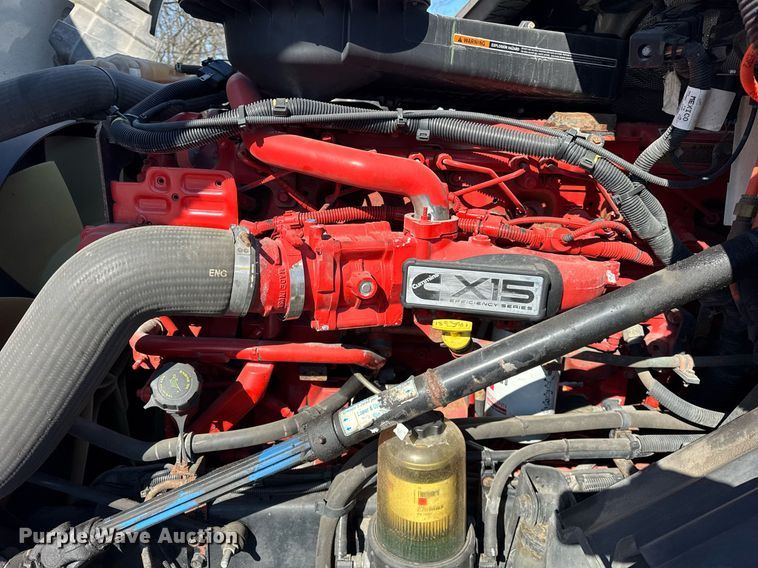 image for item DU3300 2019 International LT625 semi truck