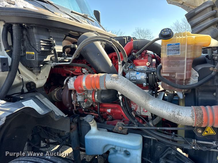 image for item DU3300 2019 International LT625 semi truck