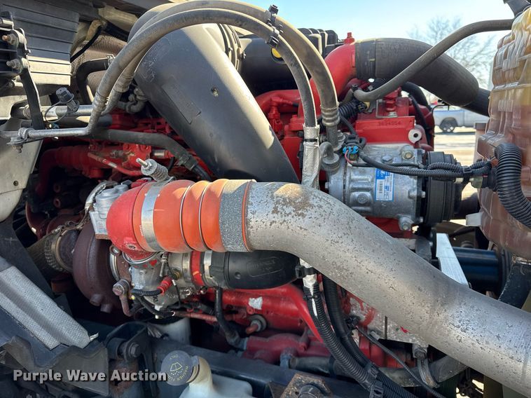 image for item DU3300 2019 International LT625 semi truck