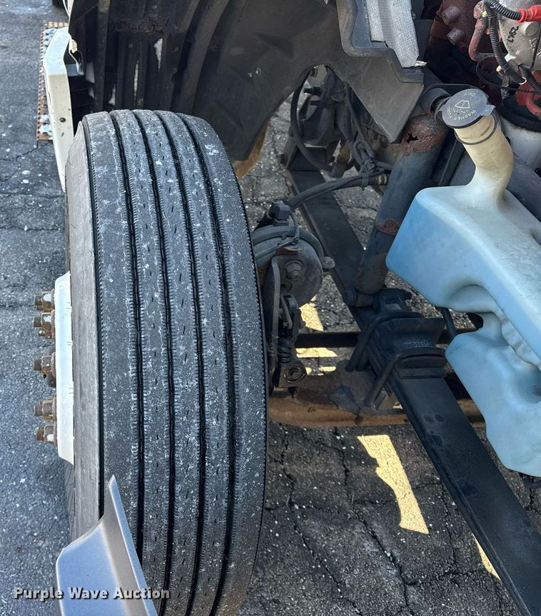 image for item DU3300 2019 International LT625 semi truck