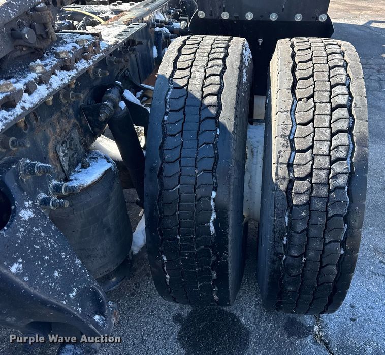 image for item DU3300 2019 International LT625 semi truck