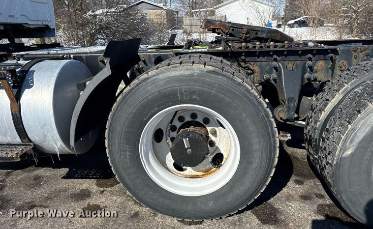 image for item DU3300 2019 International LT625 semi truck