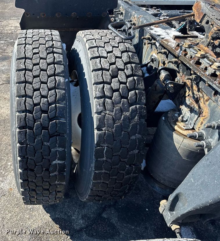 image for item DU3300 2019 International LT625 semi truck