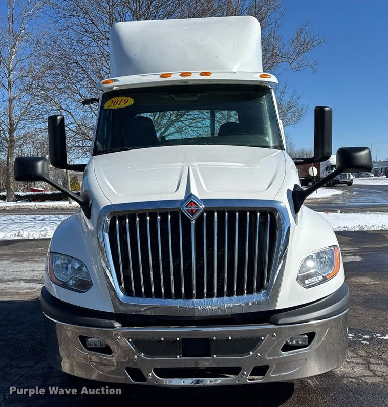 image for item DU3301 2019 International LT625 semi truck