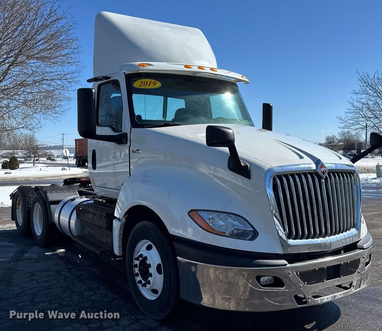 image for item DU3301 2019 International LT625 semi truck
