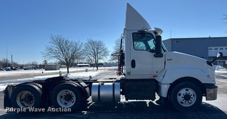 image for item DU3301 2019 International LT625 semi truck