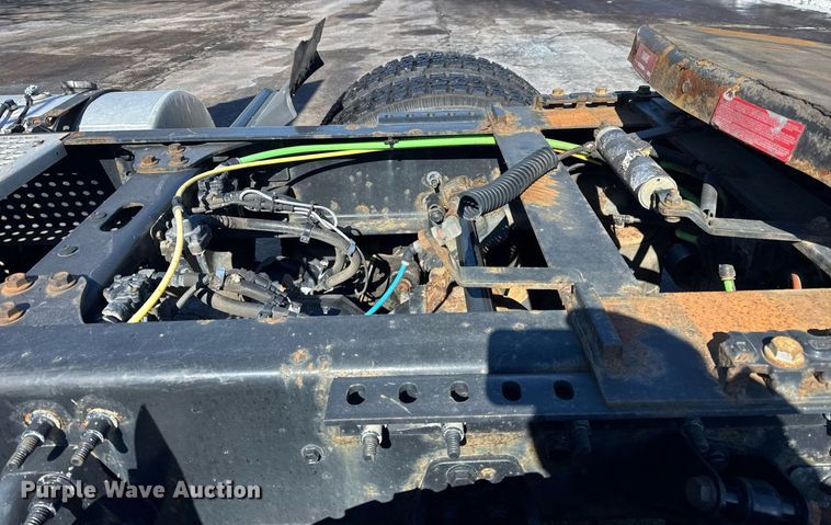 image for item DU3301 2019 International LT625 semi truck